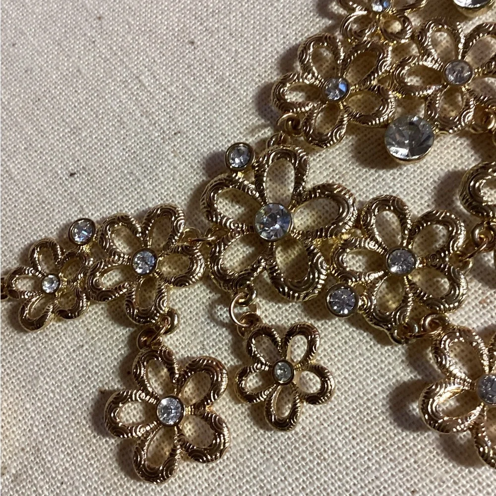 Vintage cascading daisies Gold Floral Statement Necklace center rhinestones - Picture 8 of 10